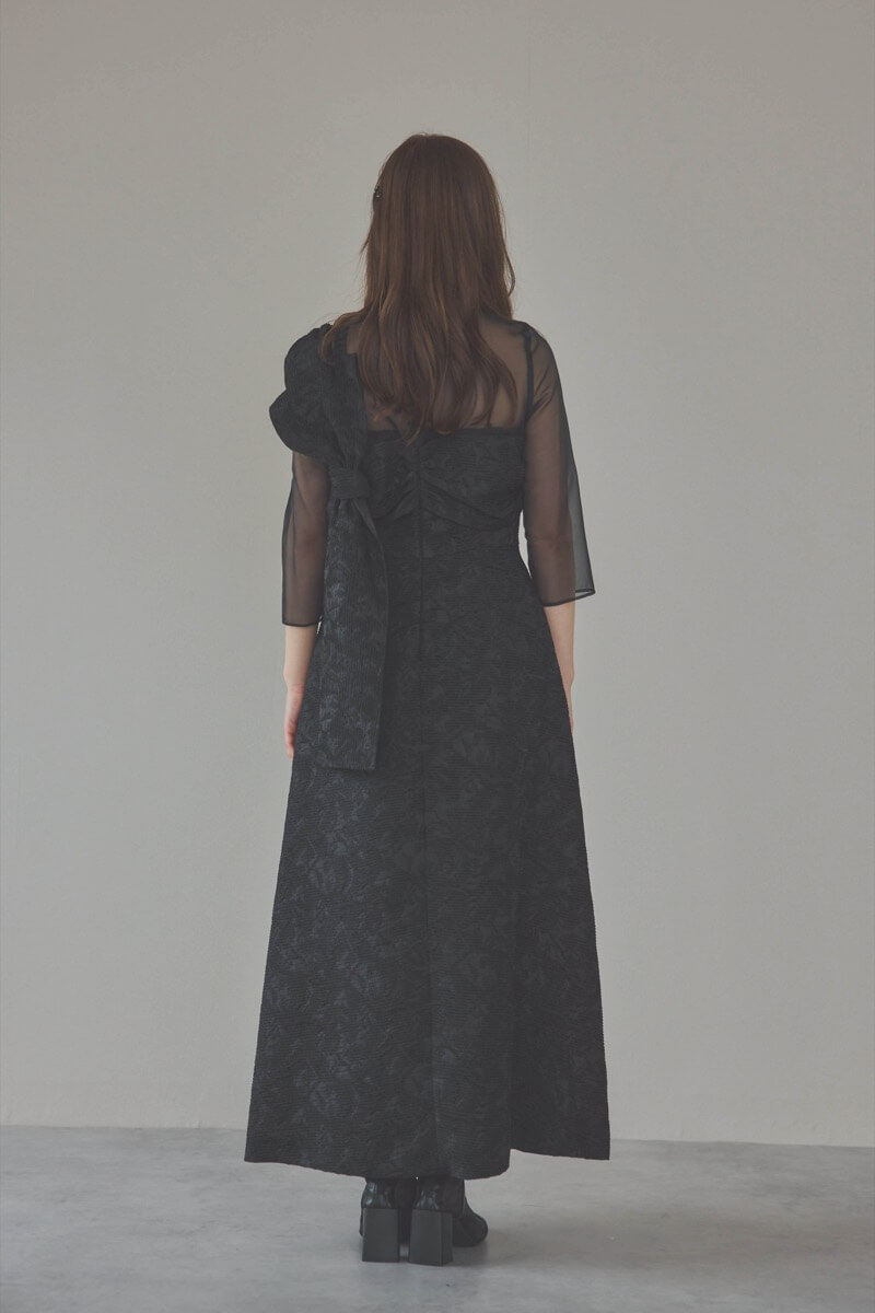 ブラックのアシンメトリーバックリボンドレス