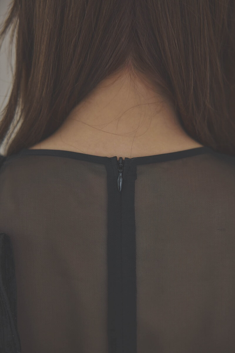 ブラックのアシンメトリーバックリボンドレス