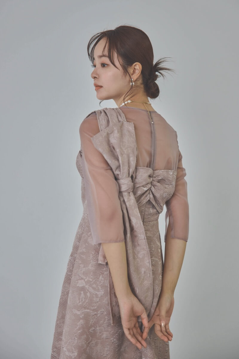 ダスティピンクのリボンモチーフジャガードドレス