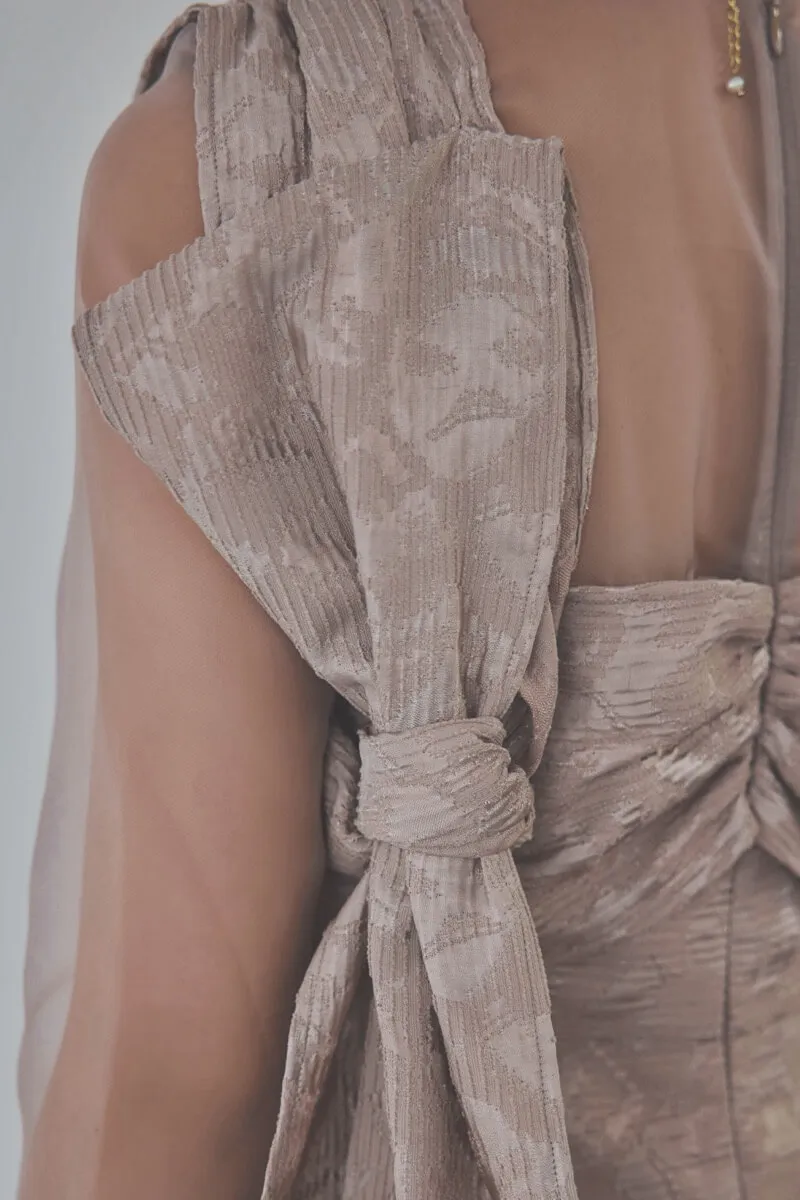 ダスティピンクのリボンモチーフジャガードドレス