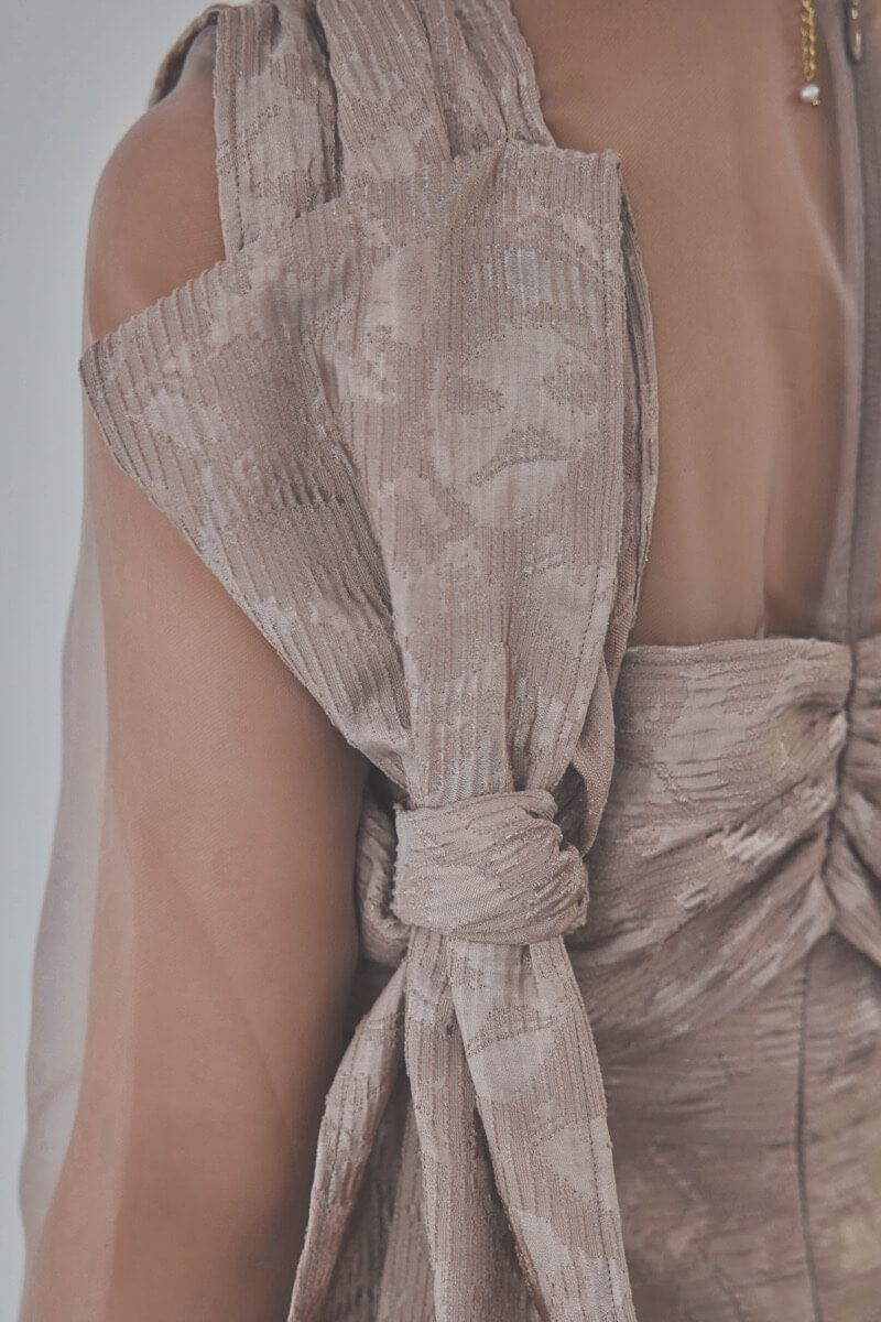 ダスティピンクのリボンモチーフジャガードドレス