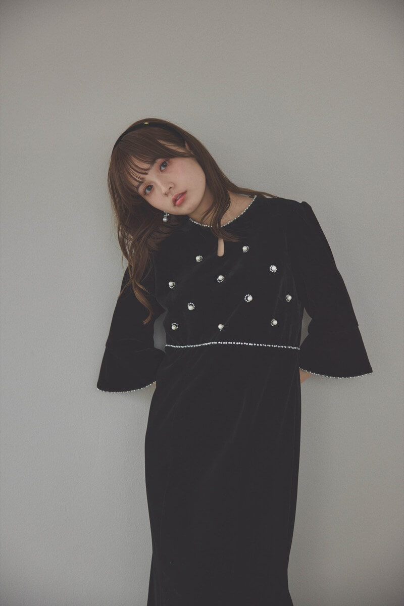 ブラックのヴィンテージビジューパール付きベロア風ドレス