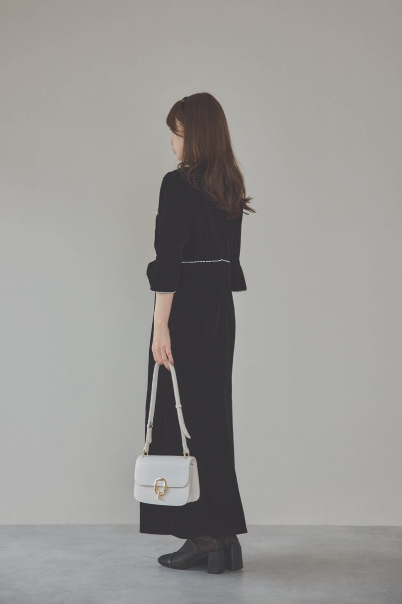 ブラックのヴィンテージビジューパール付きベロア風ドレス