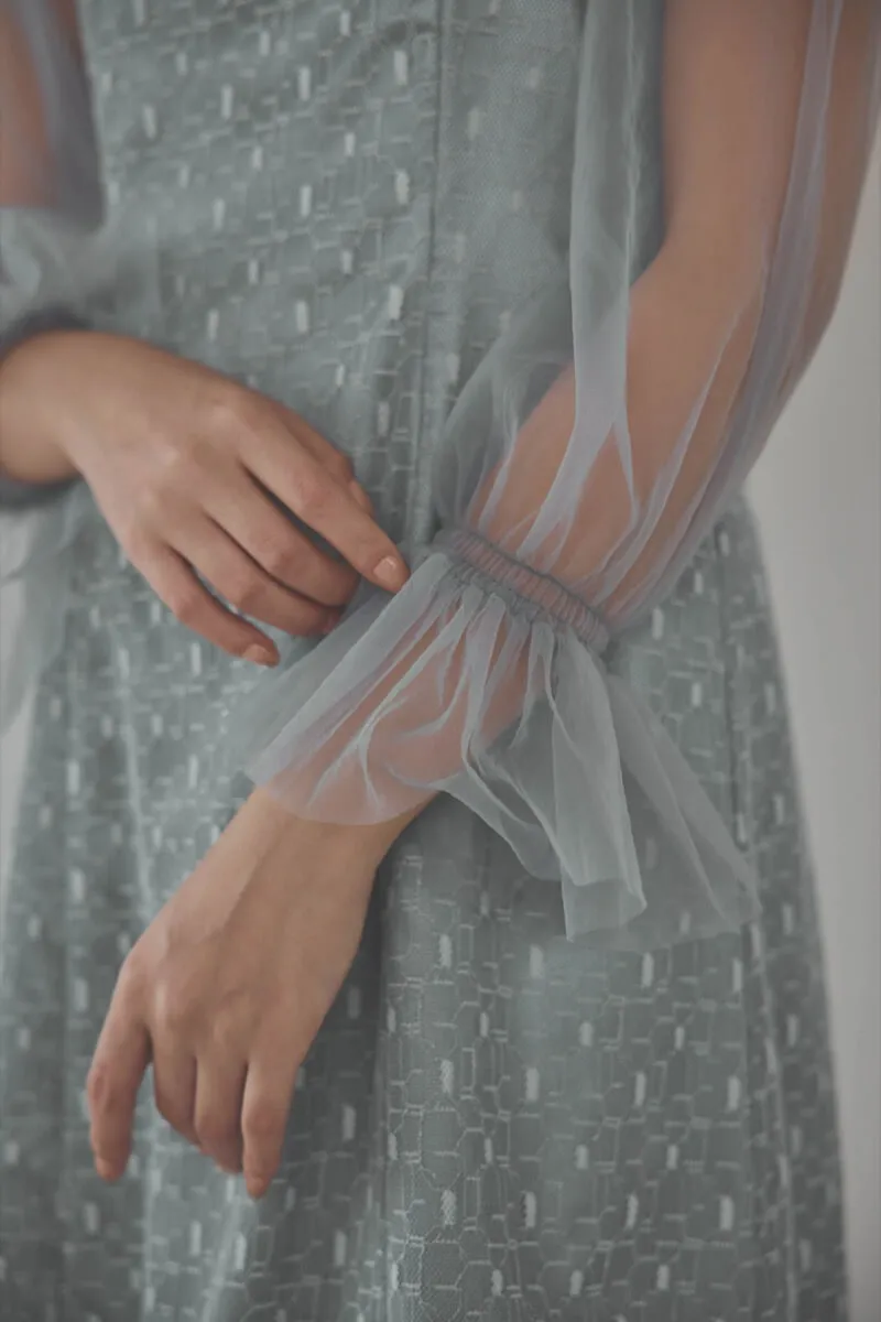 グレーのチュールボレロ幾何学レースドレス