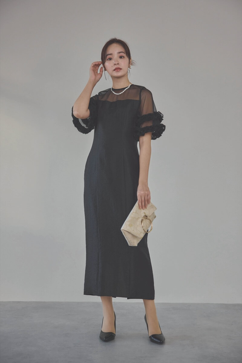 ブラックのボリュームスリーブコクーンドレス