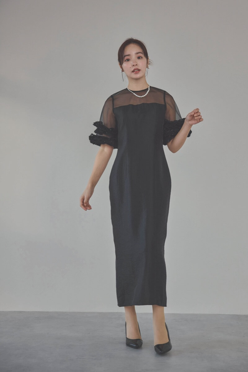 ブラックのボリュームスリーブコクーンドレス