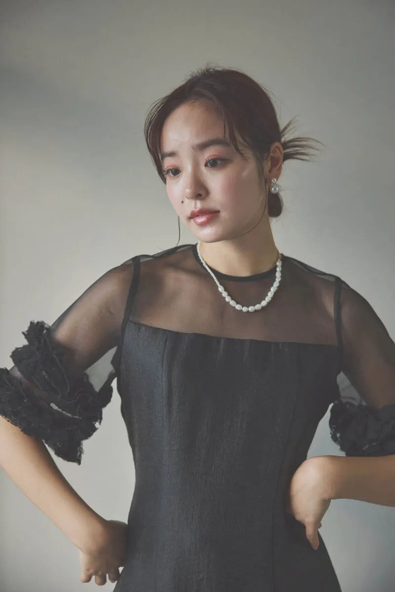 ブラックのボリュームスリーブコクーンドレス