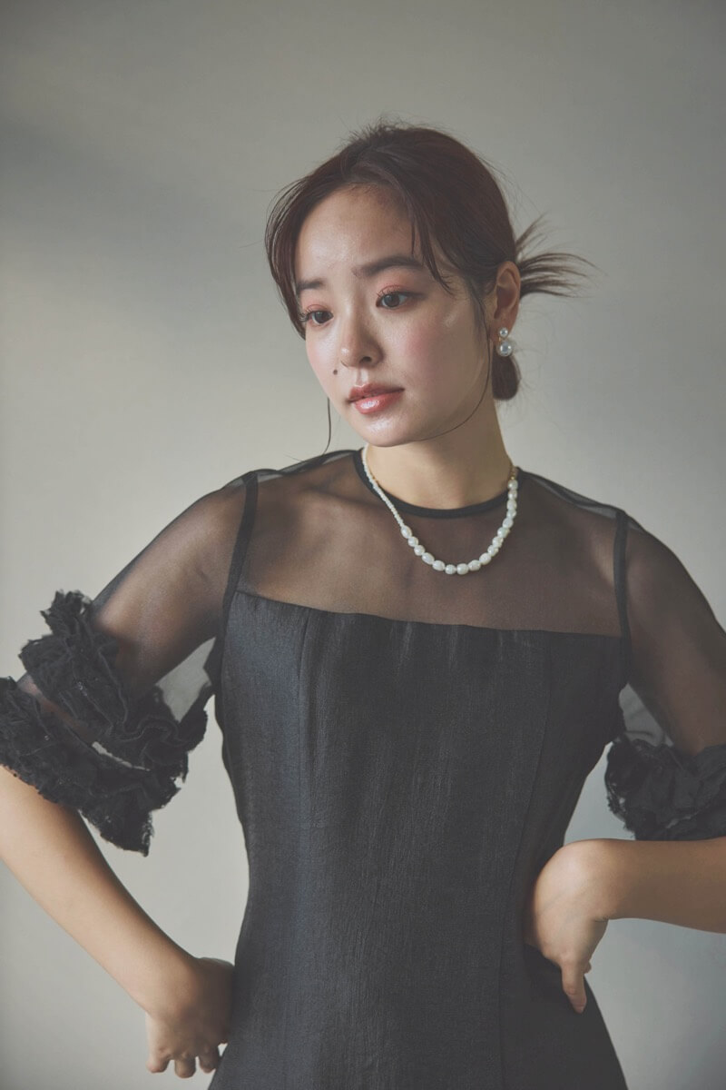 ブラックのボリュームスリーブコクーンドレス