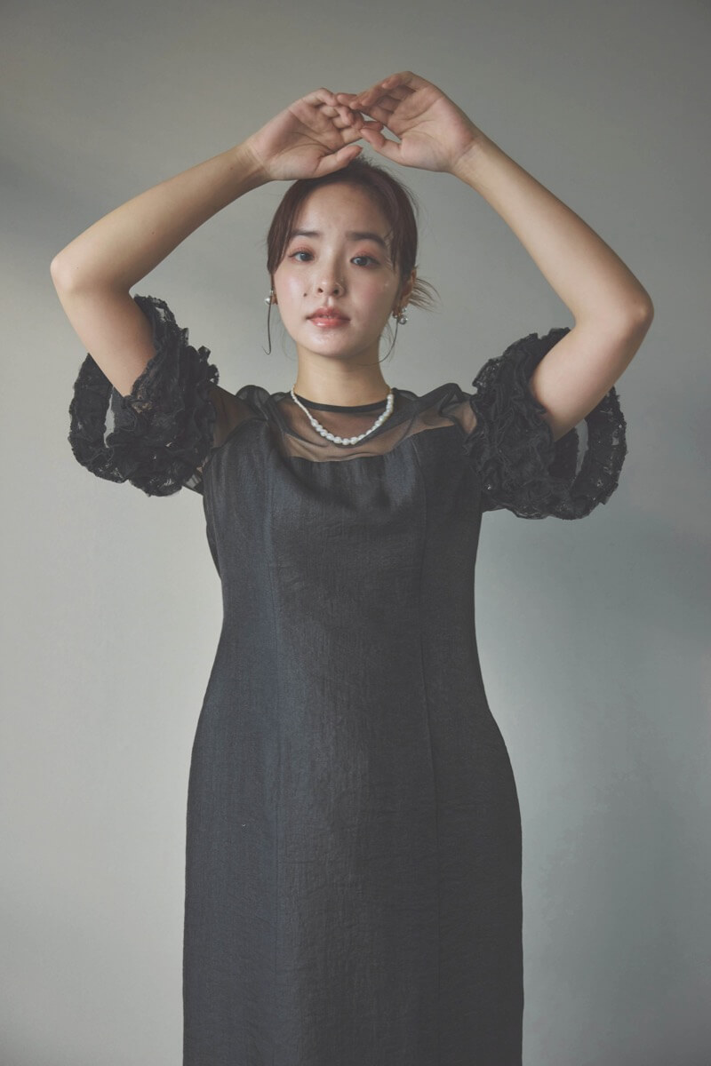 ブラックのボリュームスリーブコクーンドレス