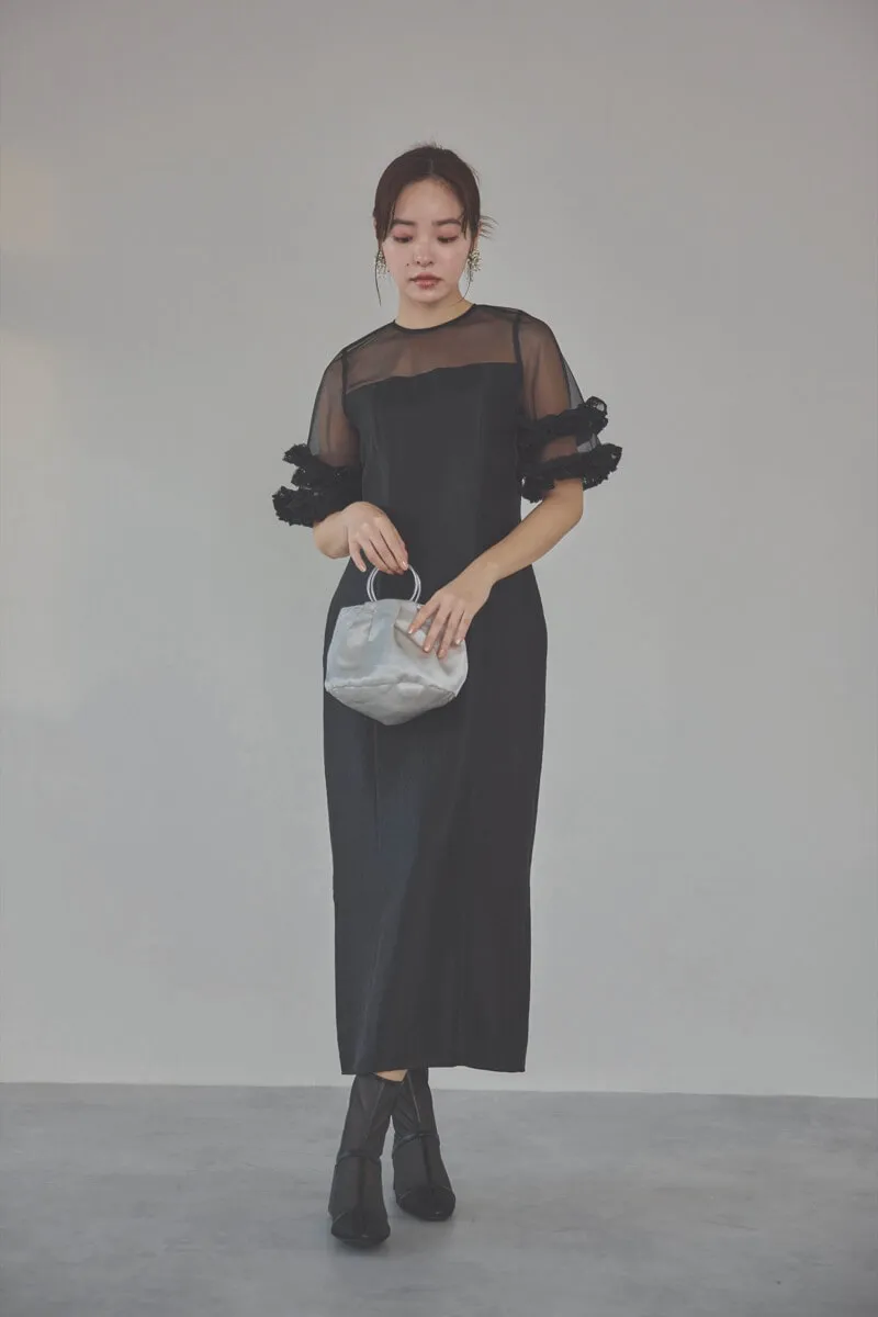 ブラックのボリュームスリーブコクーンドレス