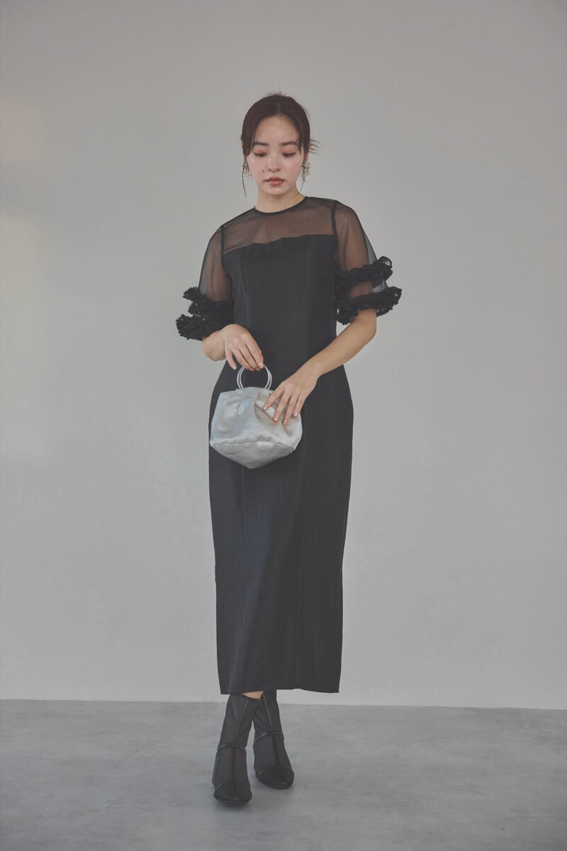 ブラックのボリュームスリーブコクーンドレス