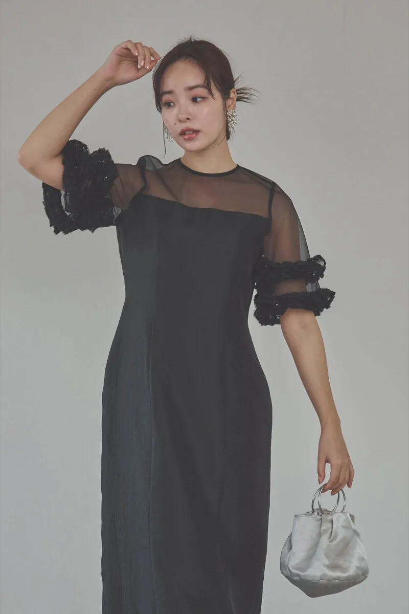ブラックのボリュームスリーブコクーンドレス