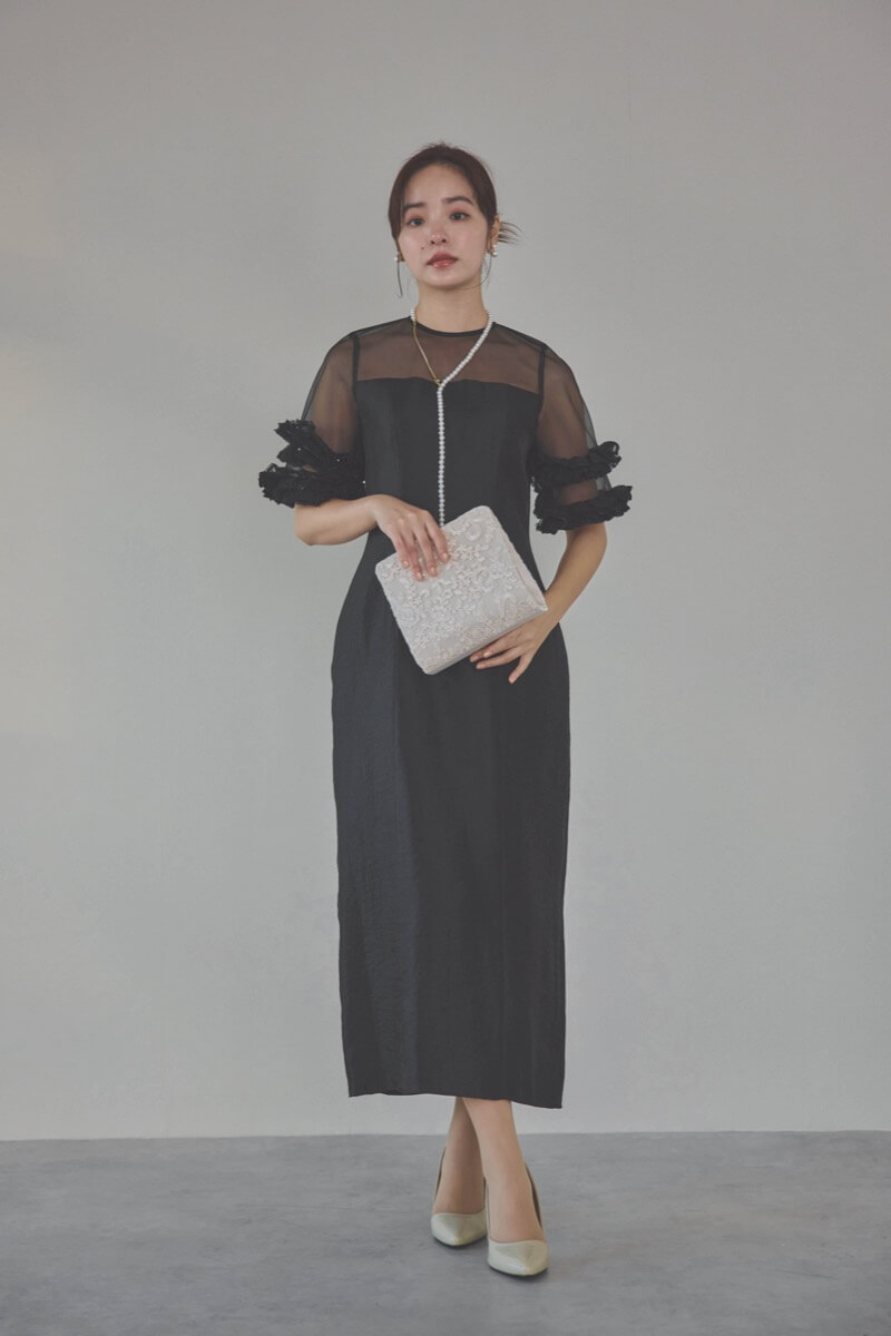 ブラックのボリュームスリーブコクーンドレス