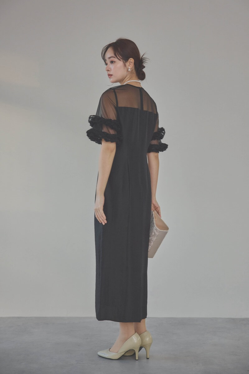 ブラックのボリュームスリーブコクーンドレス