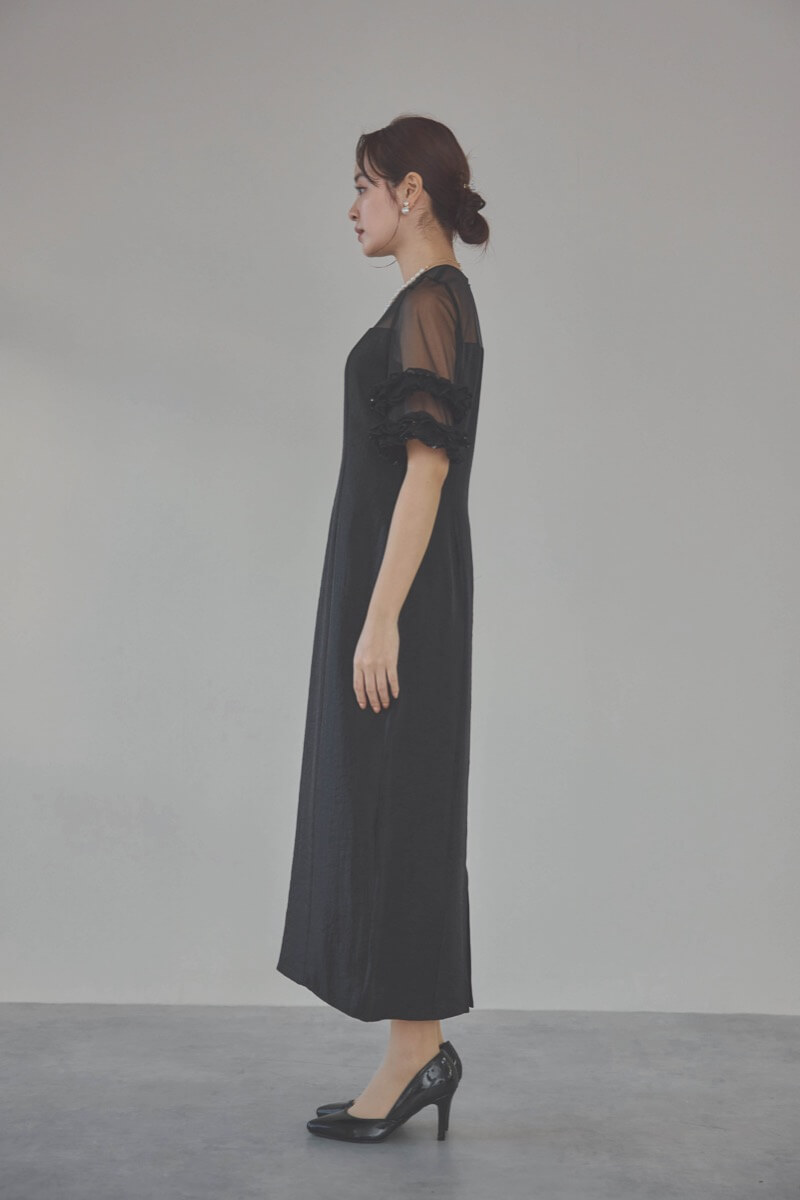 ブラックのボリュームスリーブコクーンドレス