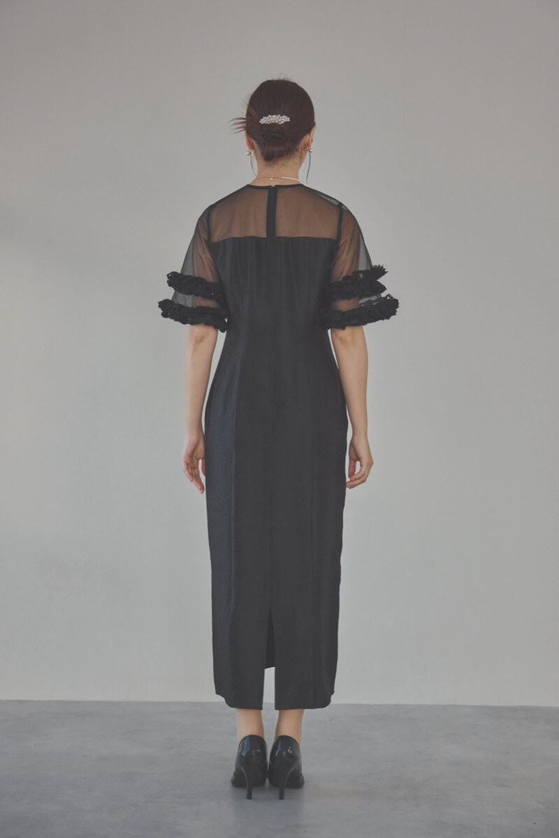 ブラックのボリュームスリーブコクーンドレス