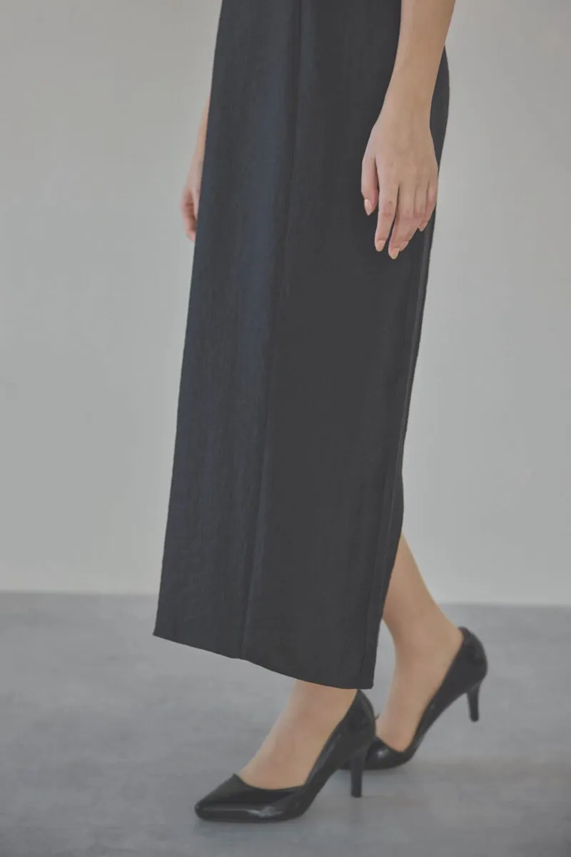 ブラックのボリュームスリーブコクーンドレス