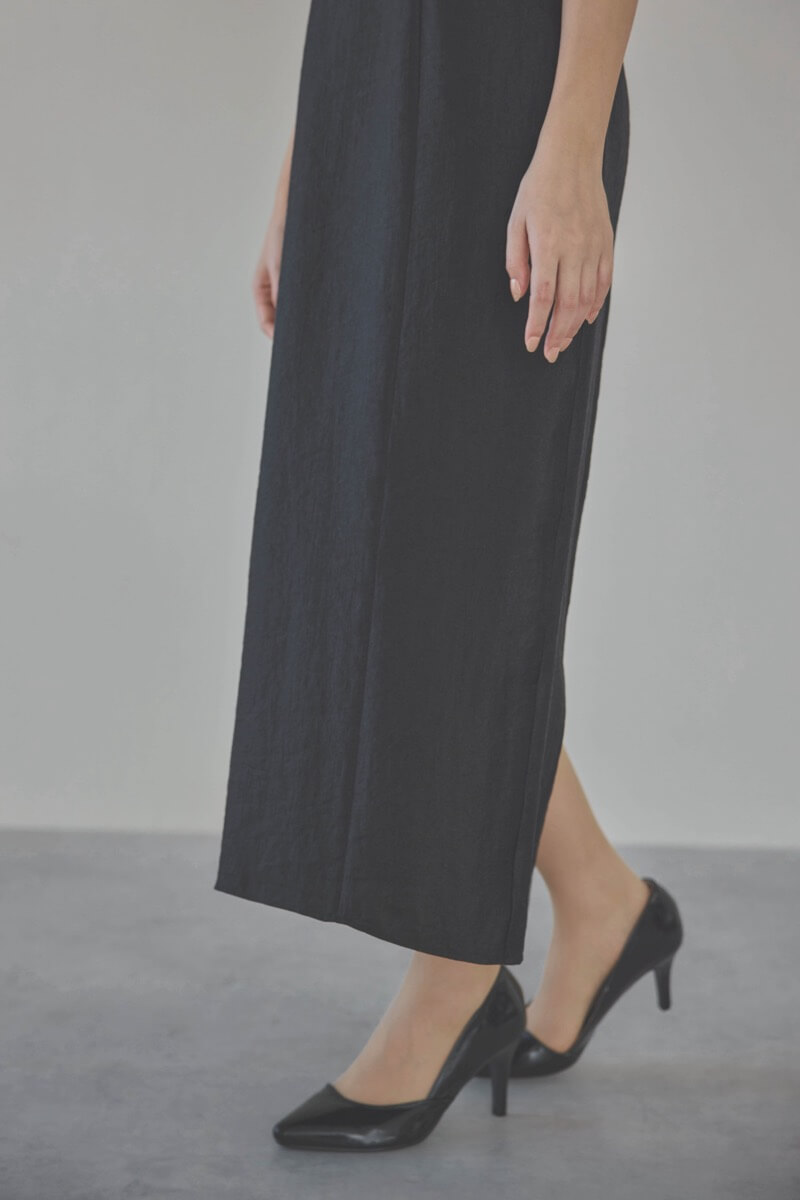 ブラックのボリュームスリーブコクーンドレス