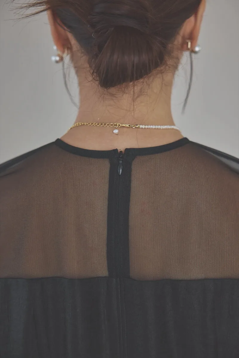 ブラックのボリュームスリーブコクーンドレス