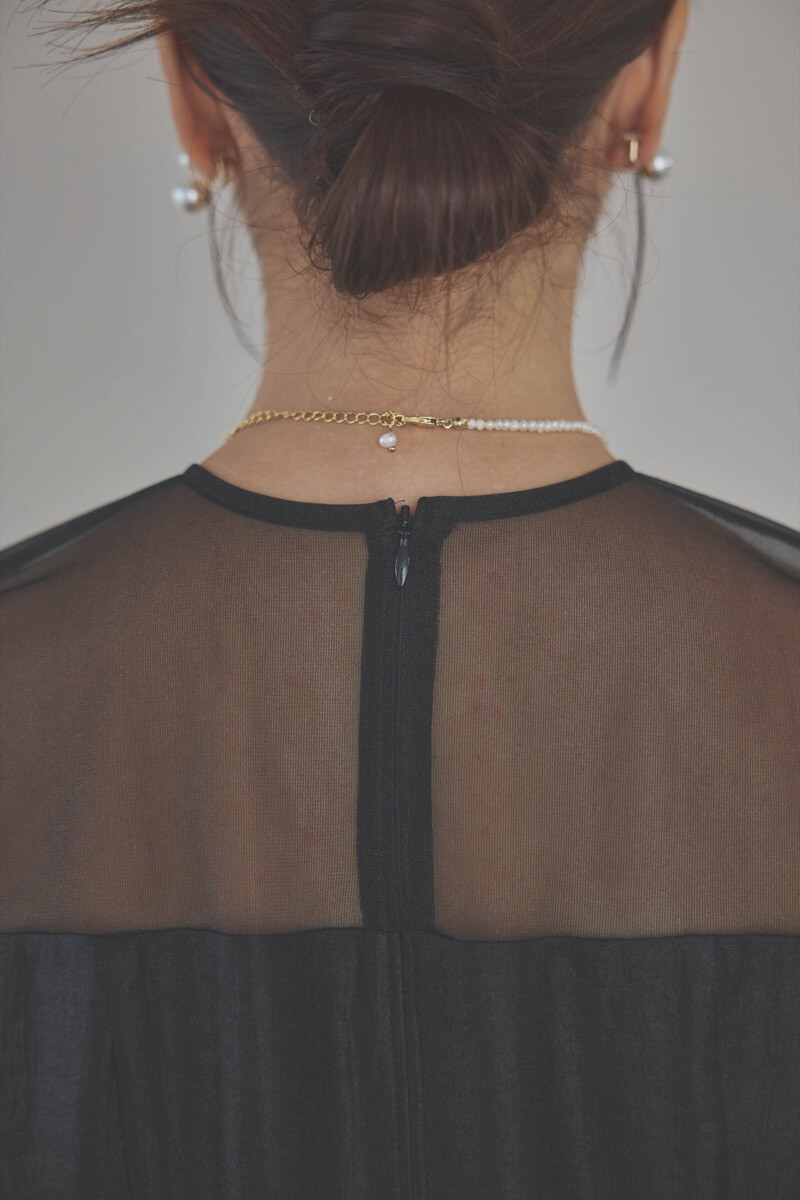 ブラックのボリュームスリーブコクーンドレス