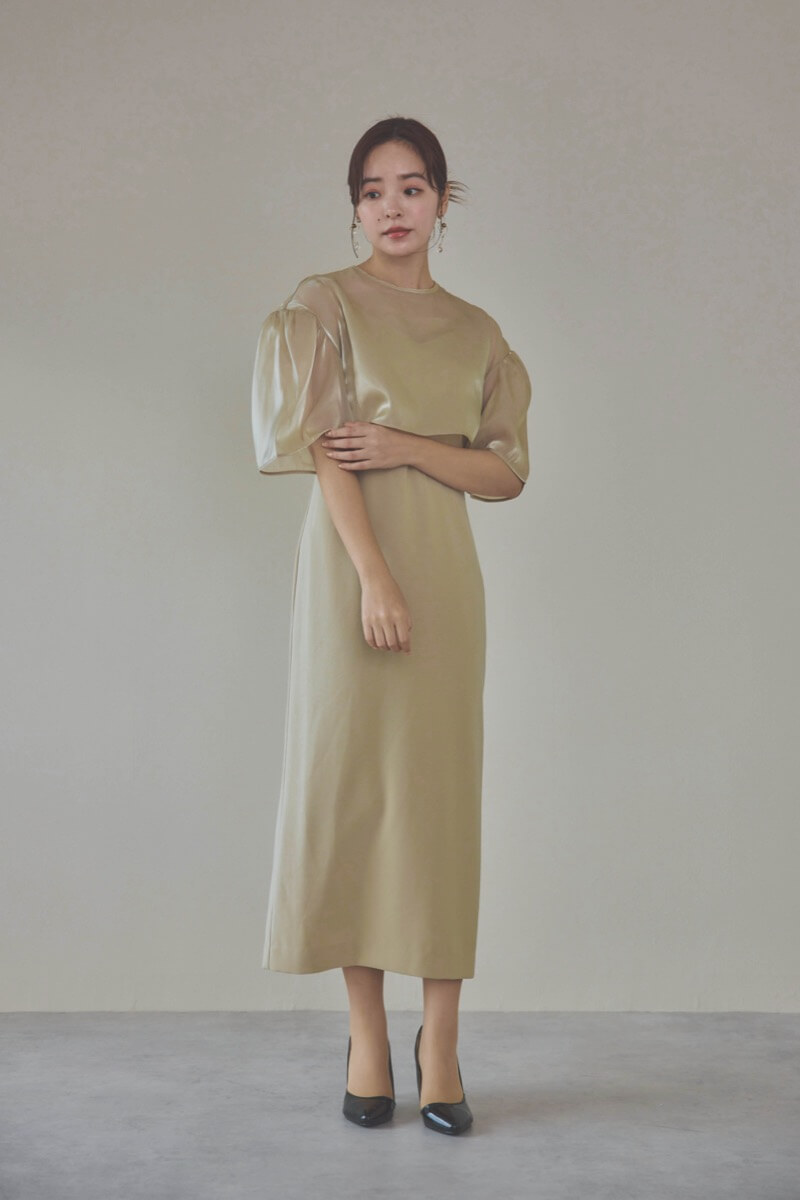 ベージュのレイヤードコンビネーションドレス