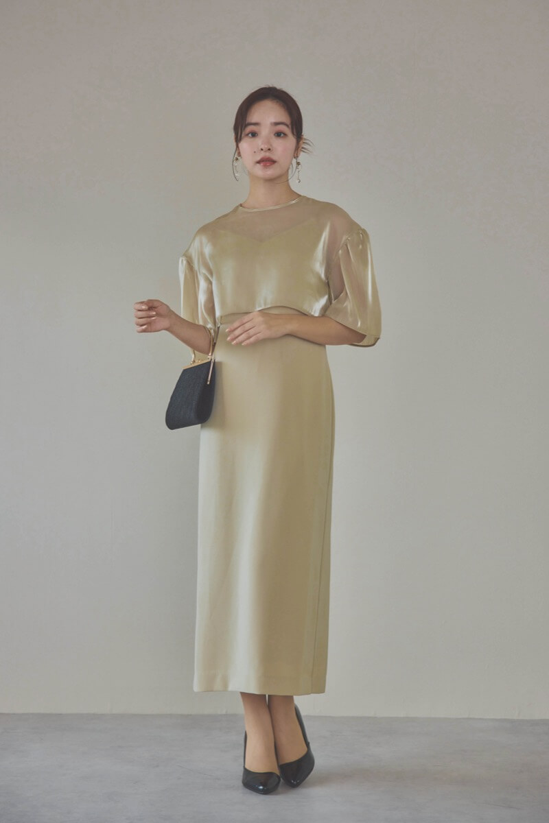 ベージュのレイヤードコンビネーションドレス