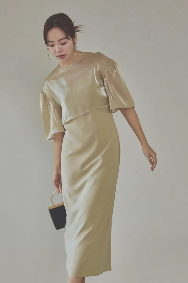 ベージュのレイヤードコンビネーションドレス