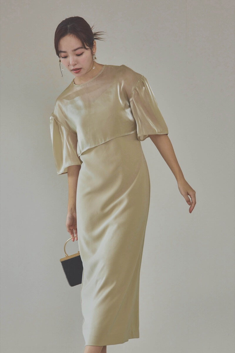 ベージュのレイヤードコンビネーションドレス