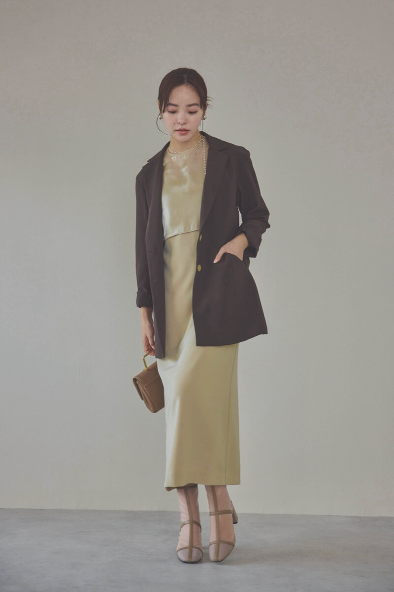 ベージュのレイヤードコンビネーションドレス