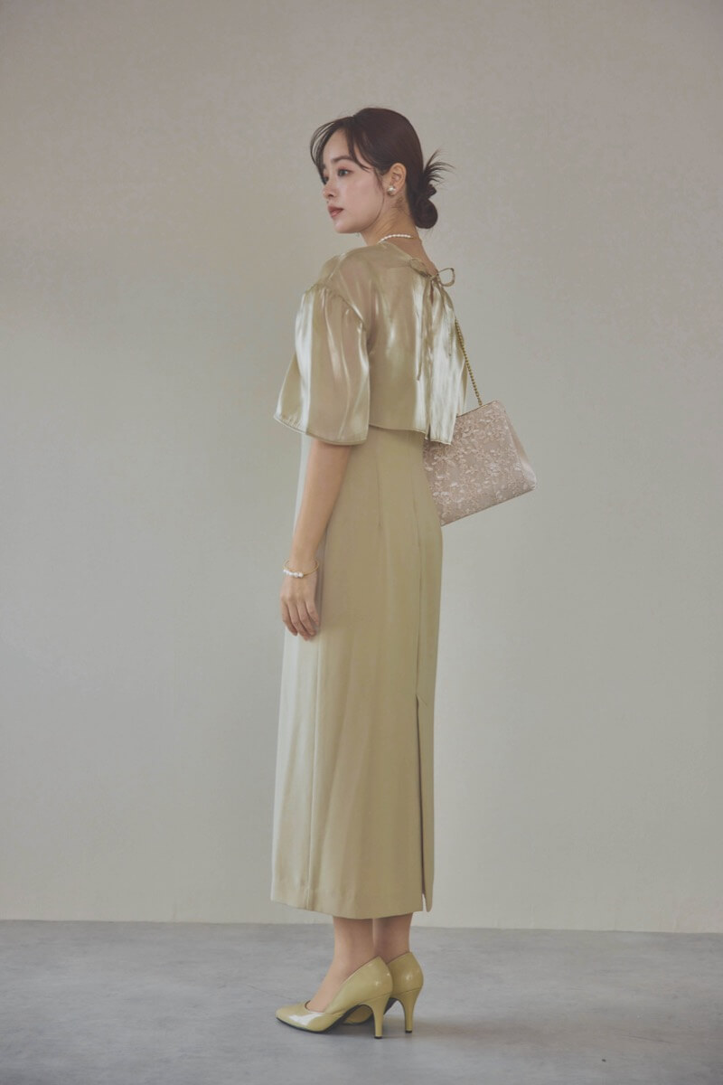 ベージュのレイヤードコンビネーションドレス