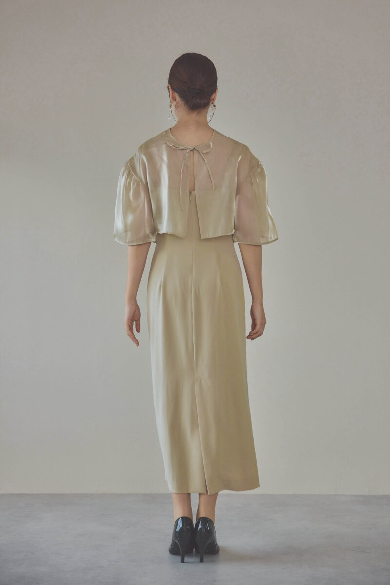 ベージュのレイヤードコンビネーションドレス