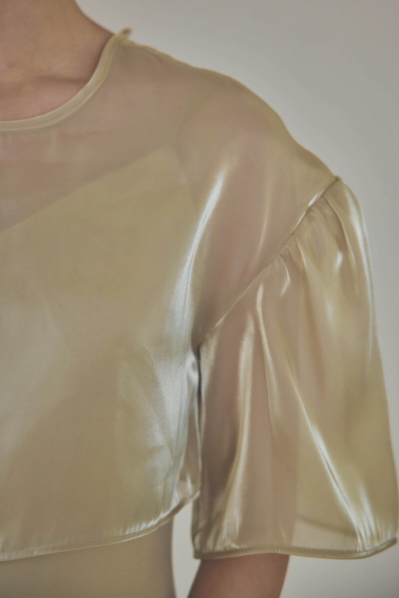 ベージュのレイヤードコンビネーションドレス