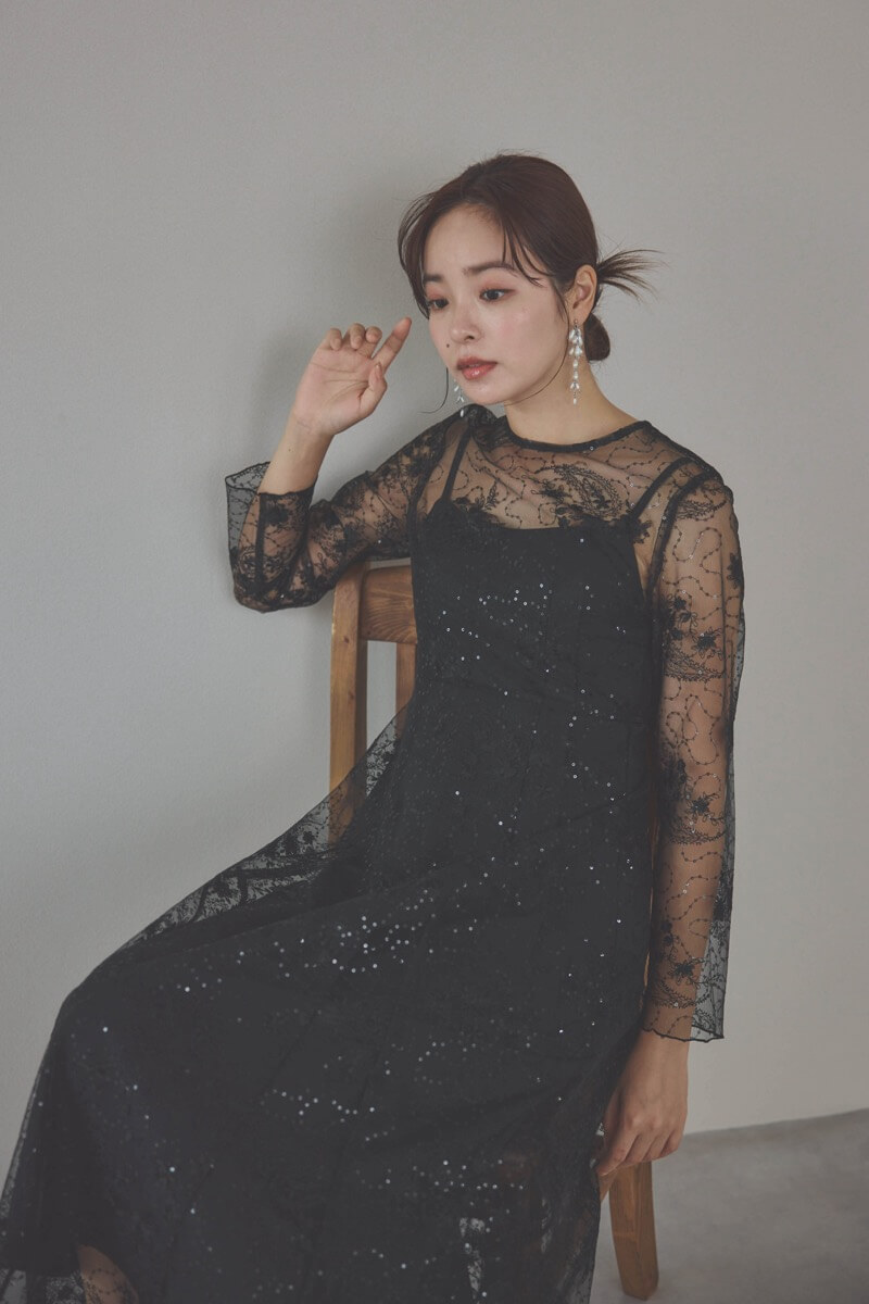 ブラックのスパンコールエンブロイダリーAラインドレス