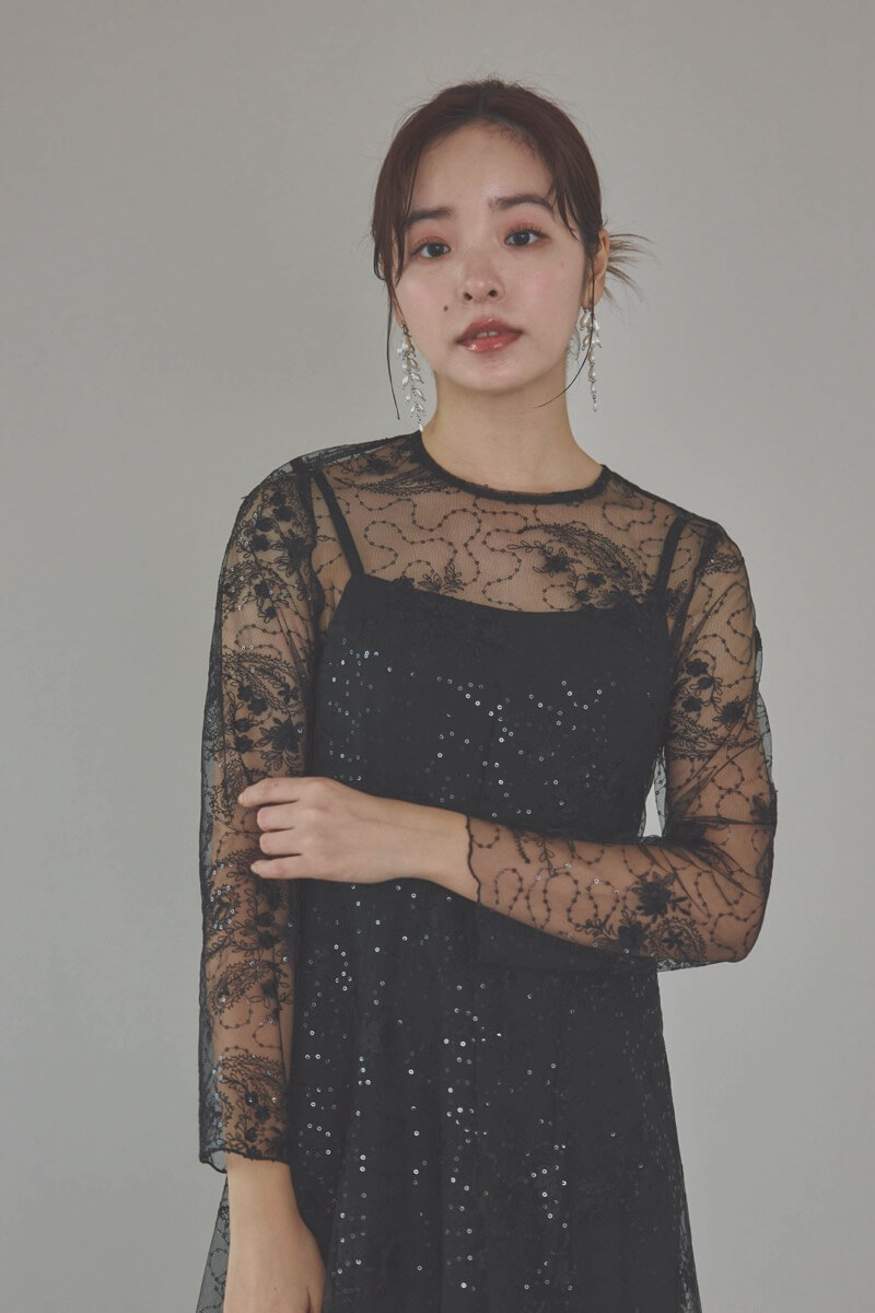 ブラックのスパンコールエンブロイダリーAラインドレス