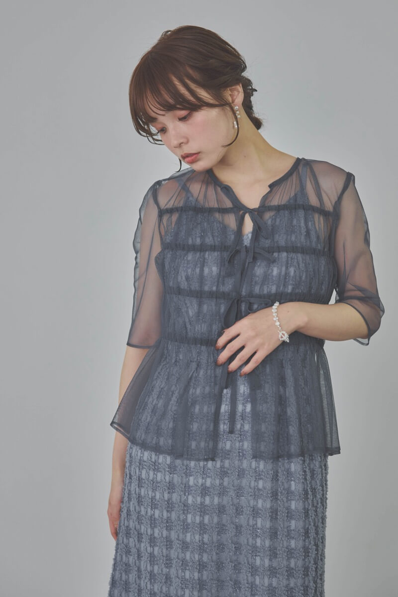 ブルーのチュールブラウス×ラメツイードドレス