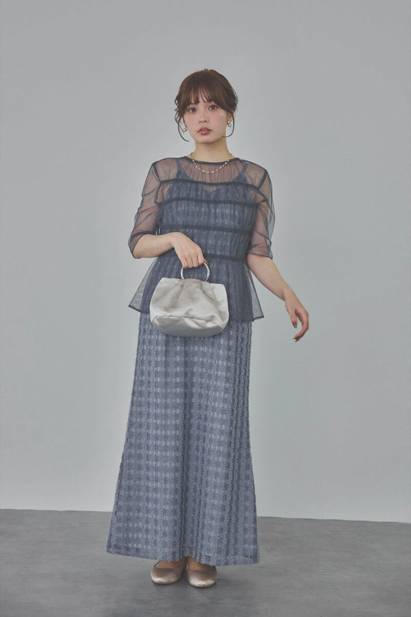 ブルーのチュールブラウス×ラメツイードドレス