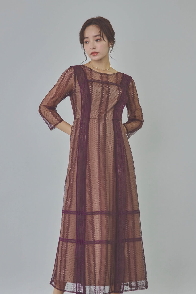 ボルドーのジオメトリックレースドレス