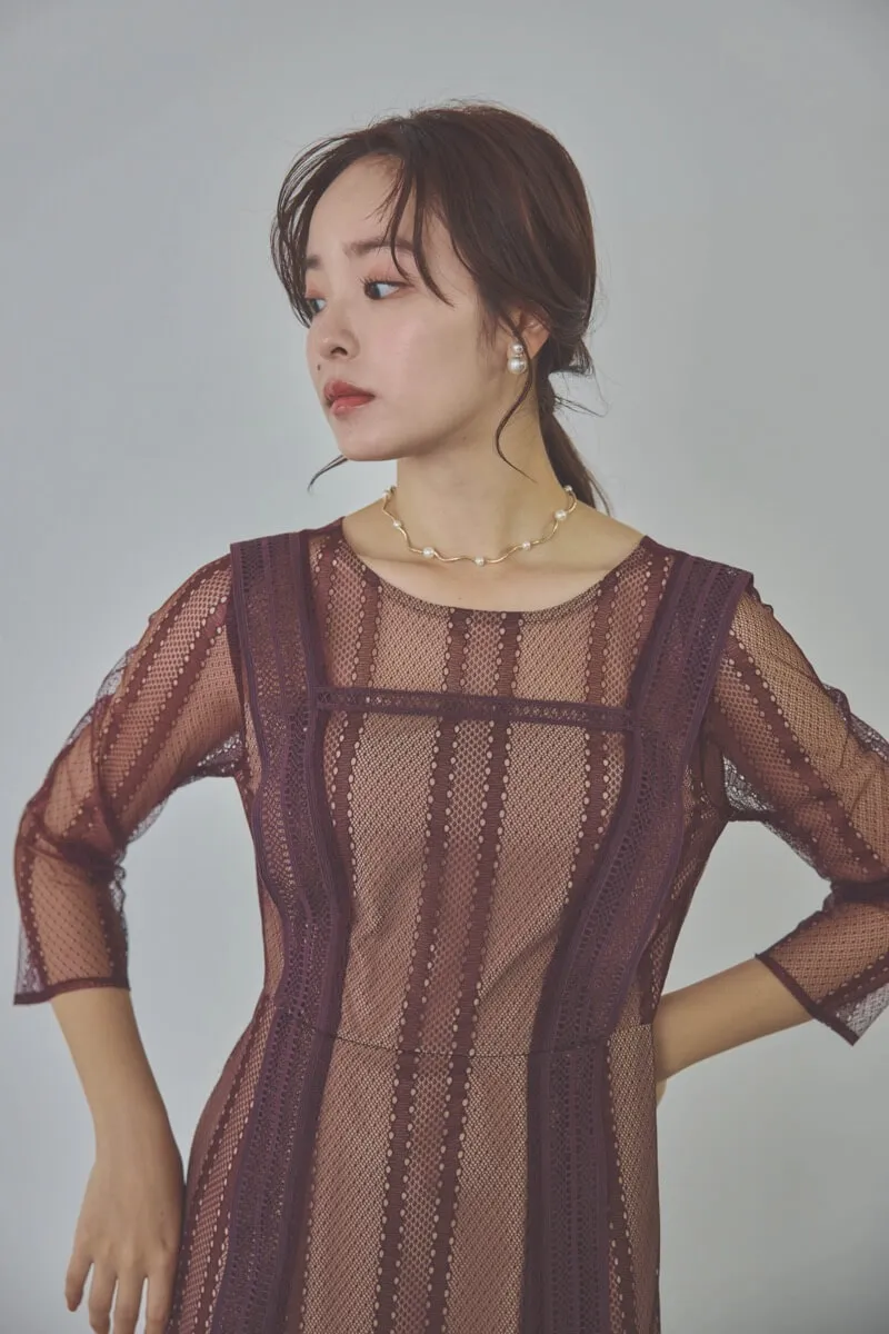 ボルドーのジオメトリックレースドレス