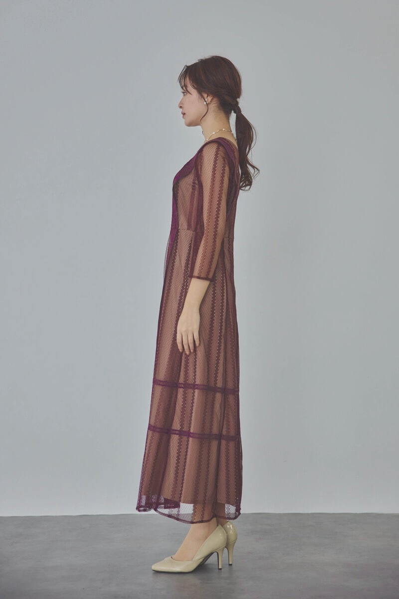 ボルドーのジオメトリックレースドレス