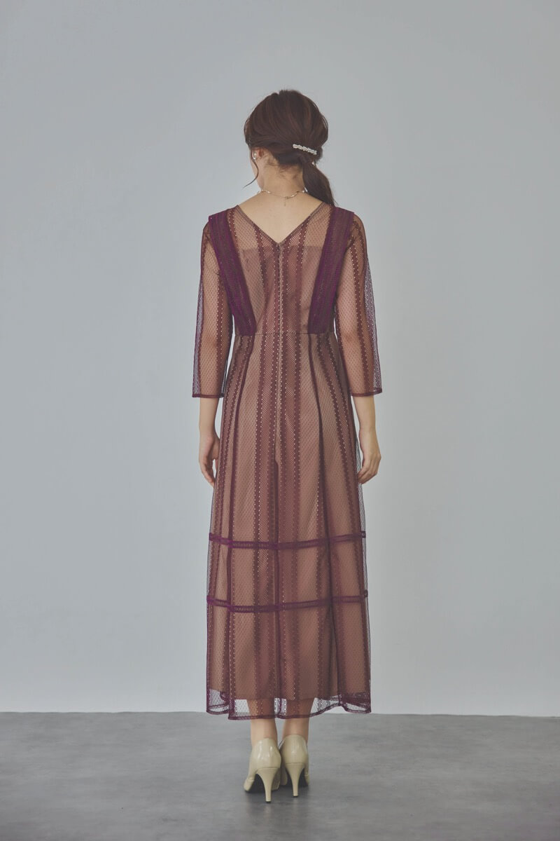 ボルドーのジオメトリックレースドレス