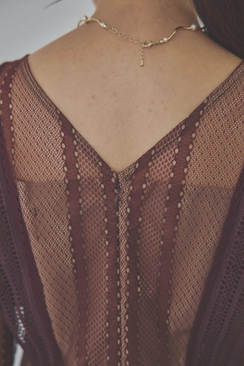 ボルドーのジオメトリックレースドレス