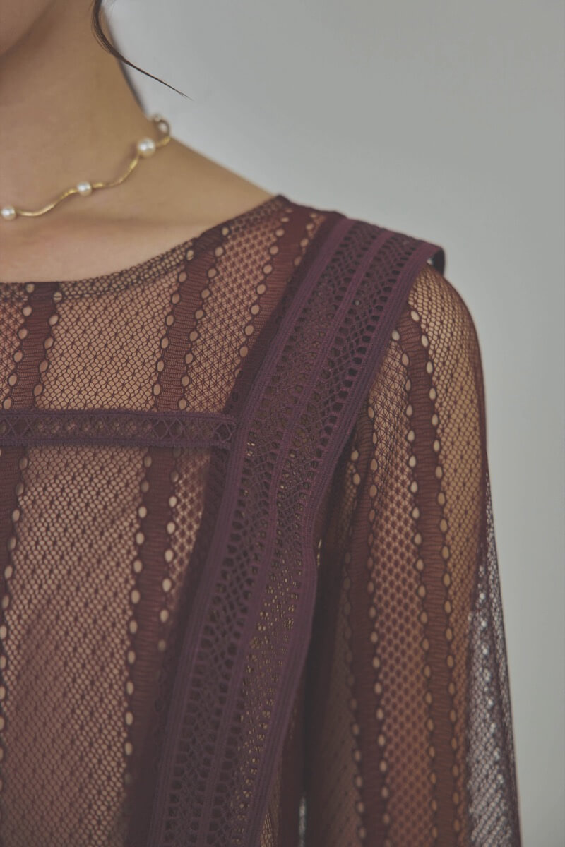 ボルドーのジオメトリックレースドレス