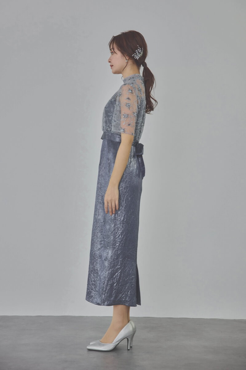 ブルーの刺繍トップス付きシャイニードレス