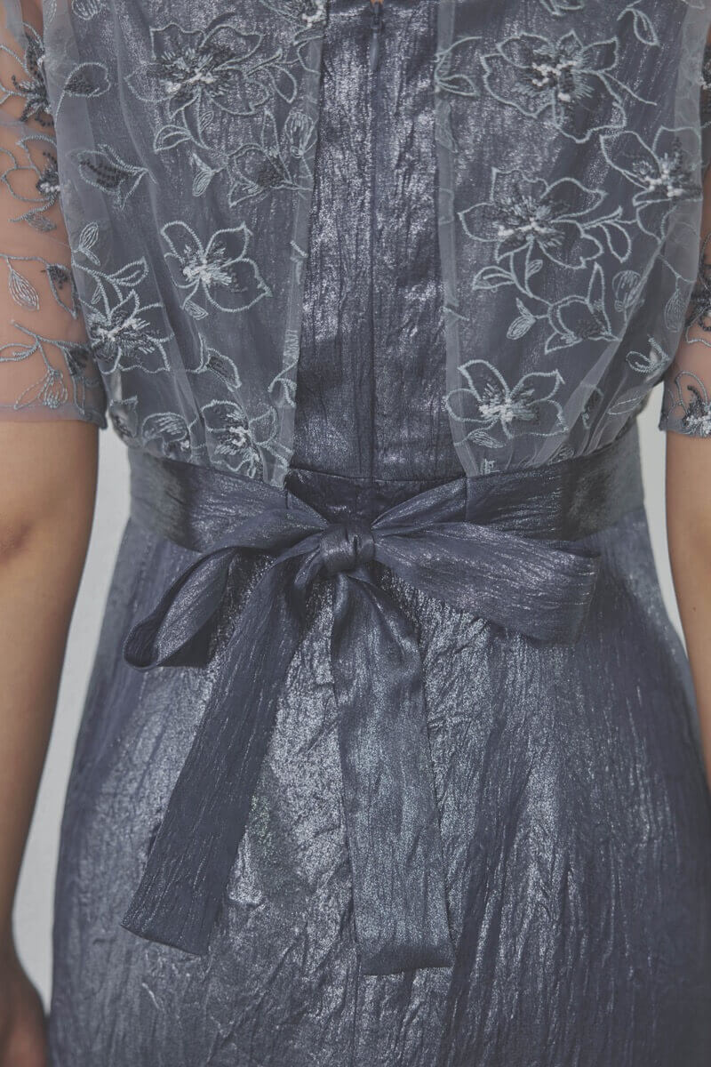 ブルーの刺繍トップス付きシャイニードレス