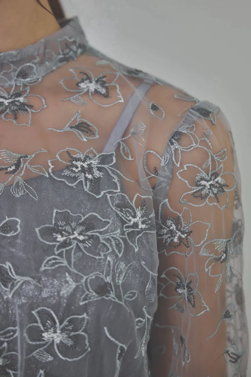 ブルーの刺繍トップス付きシャイニードレス