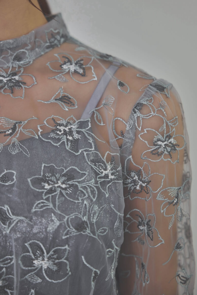 ブルーの刺繍トップス付きシャイニードレス