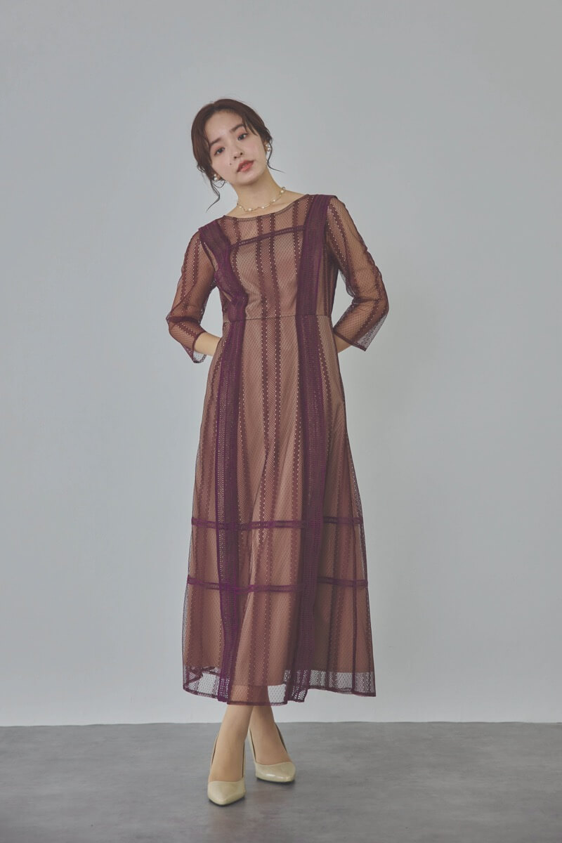 ボルドーのジオメトリックレースドレス