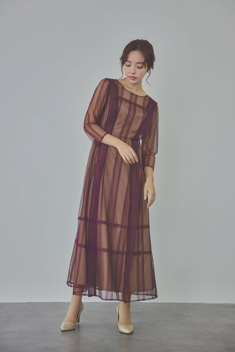ボルドーのジオメトリックレースドレス
