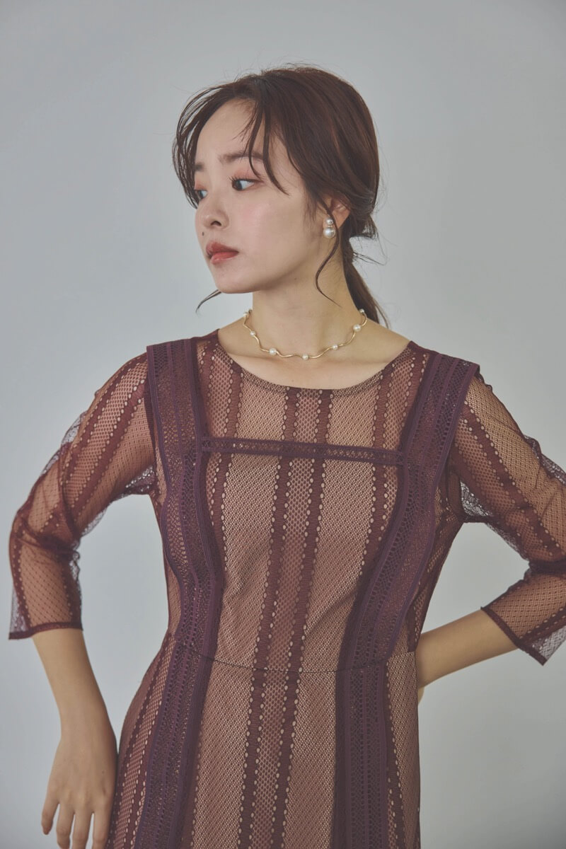 ボルドーのジオメトリックレースドレス