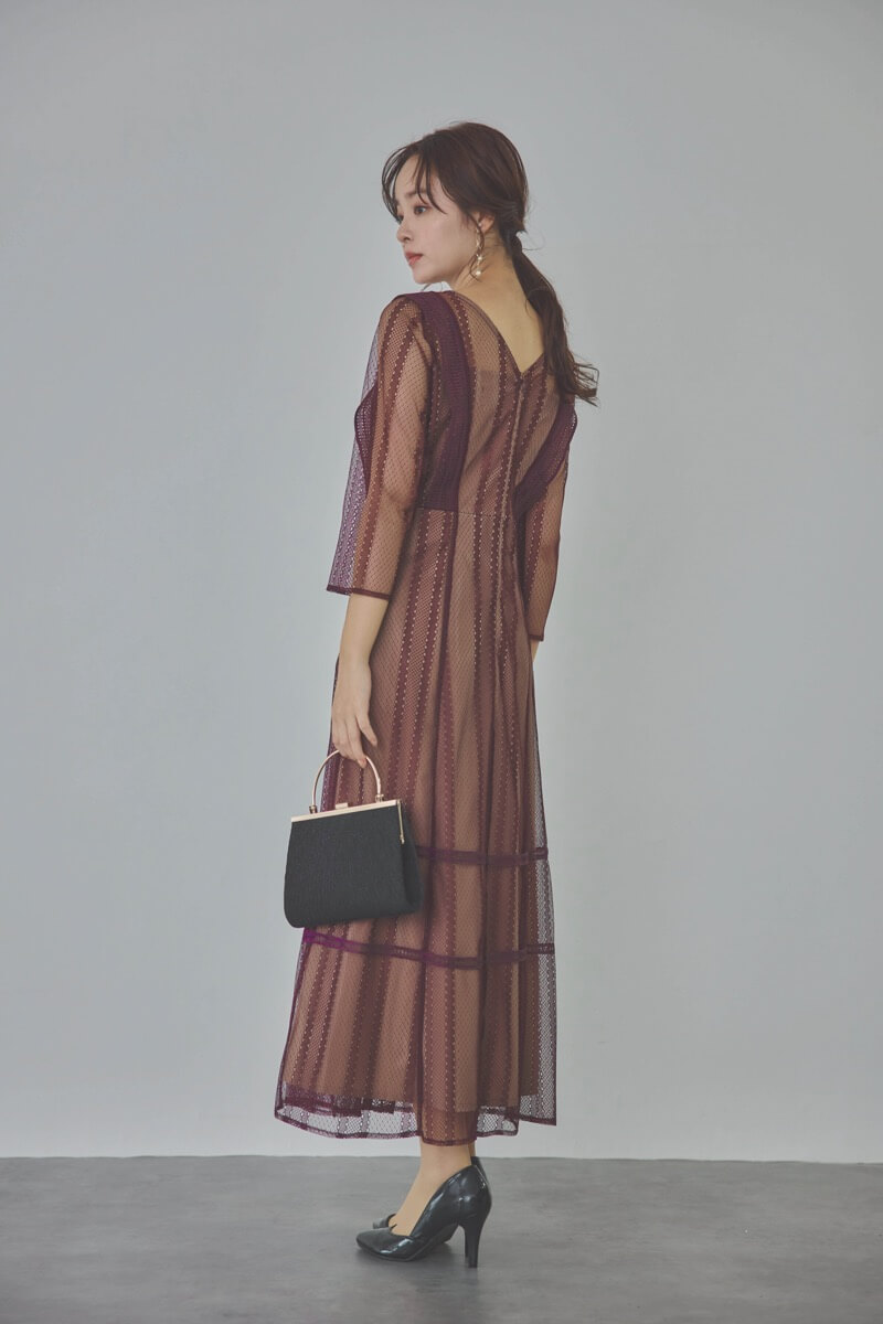 ボルドーのジオメトリックレースドレス